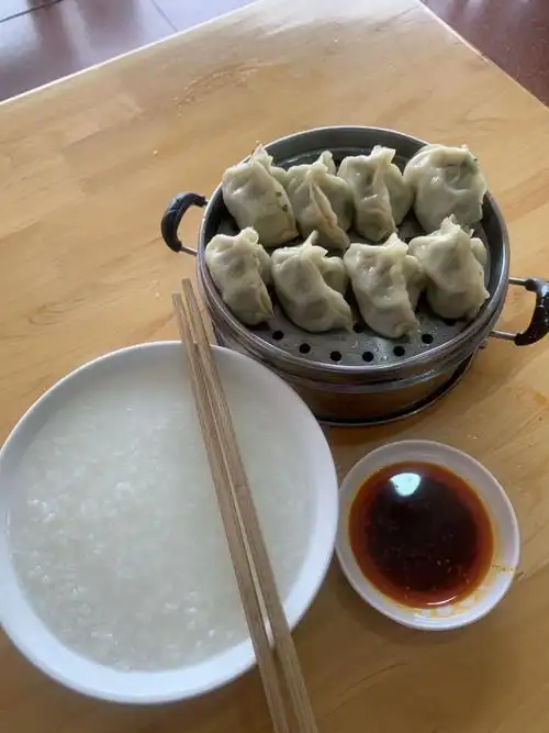 早上7点起床,有点晚了,早点稀饭包子!