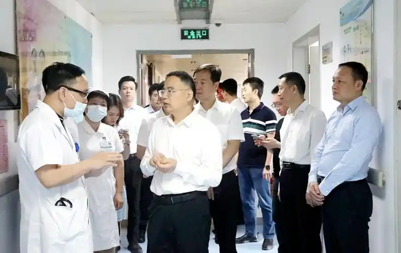 深圳市龙岗区领导莅临我院交流座谈