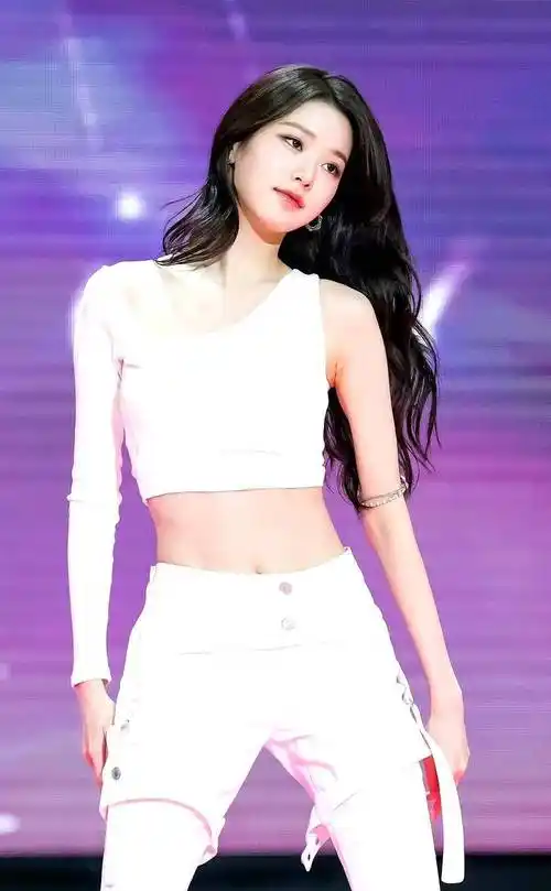 不得不说,张元英的身材比例真是令人羡慕,衣品也非常好.