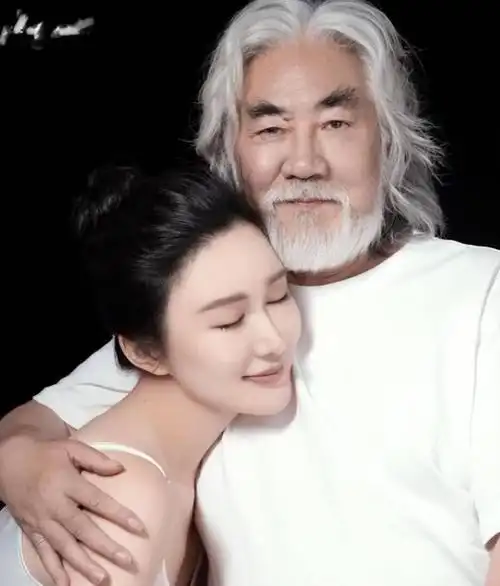 杜星霖不顾身体为72岁张纪中生孩子年轻貌美的她到底图什么