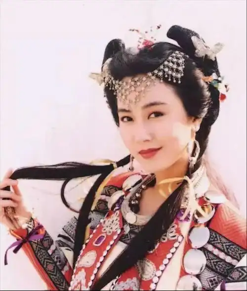 回顾袁洁莹恋爱对象从帅哥到富豪最后成了同性恋52岁了仍单身