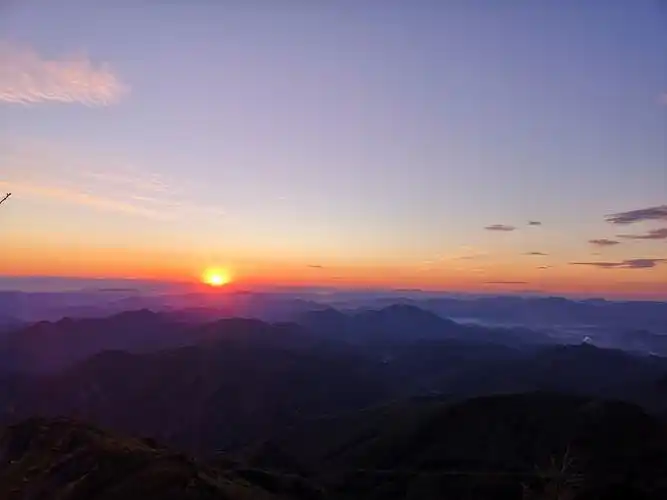 雾灵山日出三点半就从床上爬起来去山顶看日出天气还不错能见度很好这