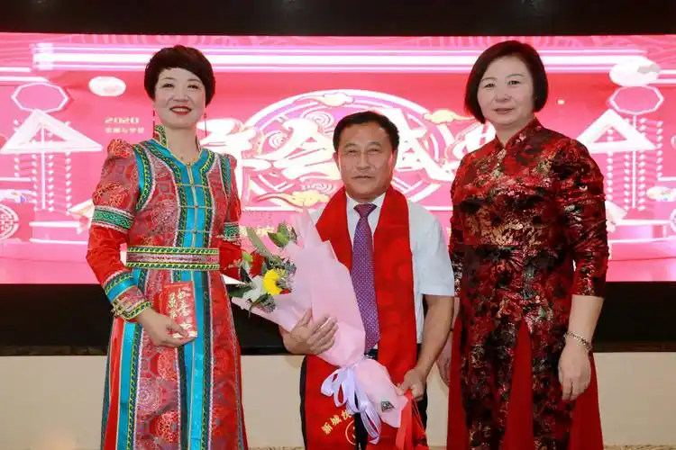 美女上台献花并合影