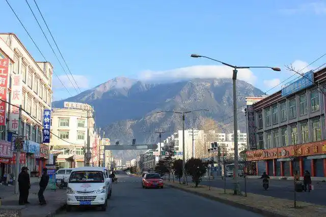 早晨的林芝县城,冬天的游客不多.山就在眼前.,瓦斯特