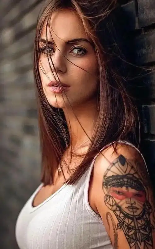 除了这些方面,光影的搭配也是人像摄影中不可或缺的一环.