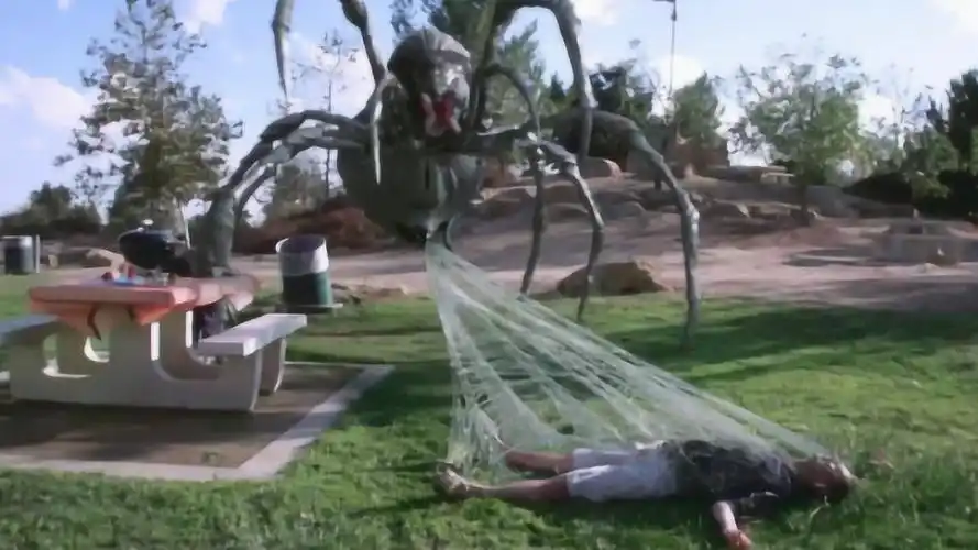 美女被蜘蛛精射了一身的蜘蛛丝动弹不得,只能任蜘蛛为所欲为@恐怖电影