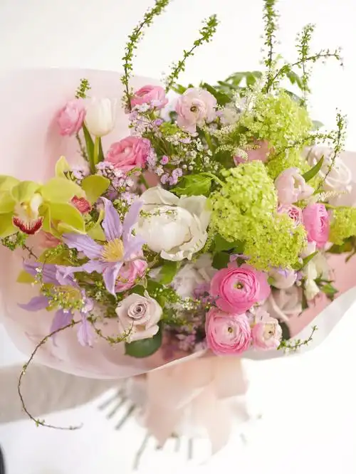 浪漫清新的春日花束94#生日花束  #花束  #花店  #鲜花花束  #玫瑰