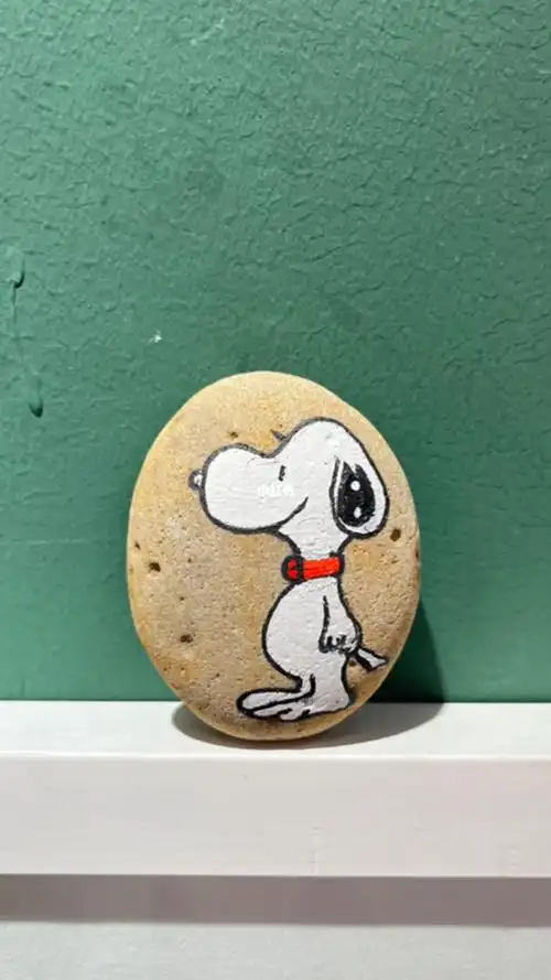 小朋友们可以画的史努比来喽手绘石头画史努比