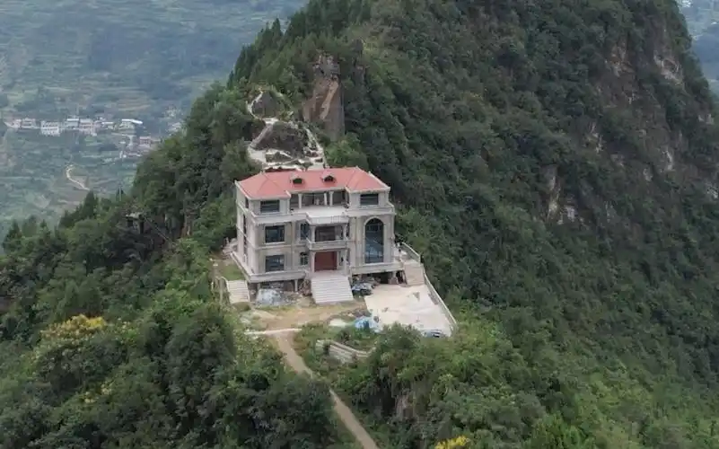 贵州男子厌倦了城里生活,回农村老家花50w,在文笔峰山脚建豪华别墅!