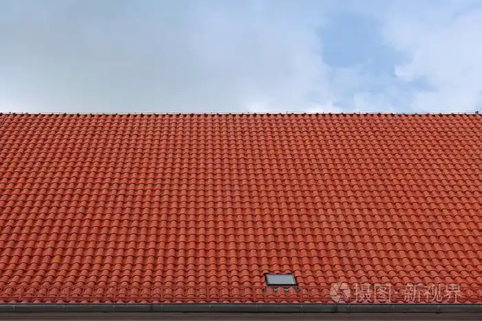 红瓦屋顶对蓝蓝的天空