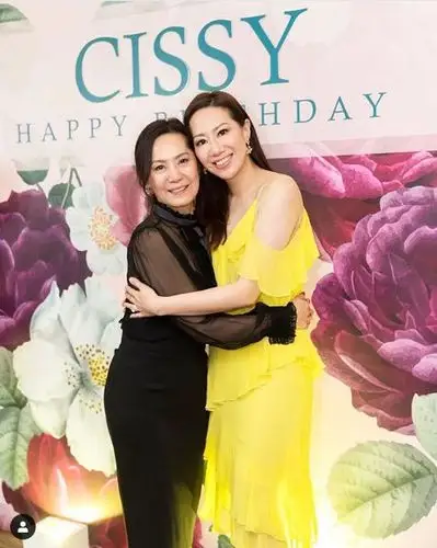 汪诗诗与友人开心合影.