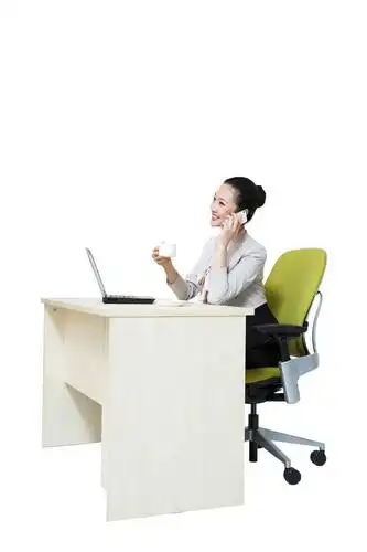 棚拍办公的年轻女人