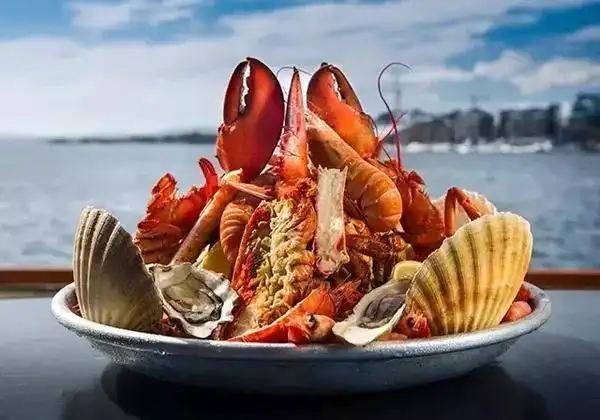 挪威海鲜大餐 在以海产品闻名的挪威,用一顿丰盛新鲜的挪威海鲜大餐来