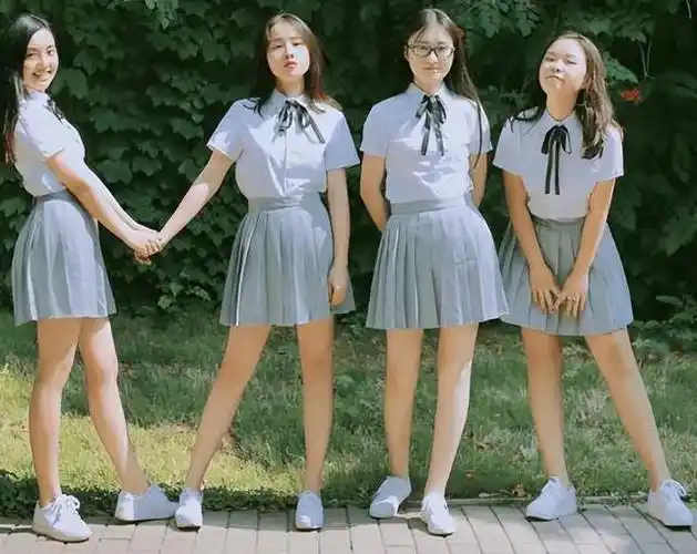 大学生jk制服毕业照,满屏大长腿被批没学生样,大学生霸气回怼