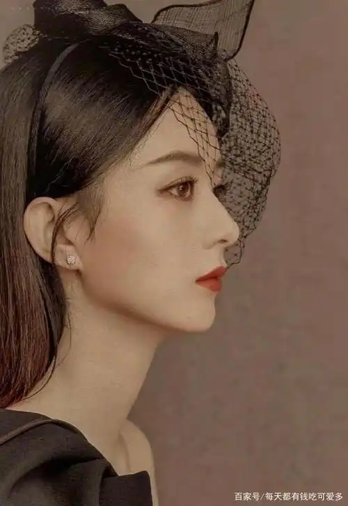 赵丽颖侧颜杀,鼻子又高又挺,是心动的感觉!