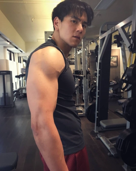 彭于晏回应馋他身子的评论他表示馋哪部分评论全是虎狼之词