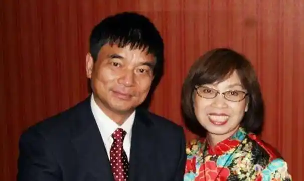 不料赚得百亿身家,还帮农民脱贫致富_李巍_刘永好_丈夫