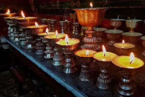 在海拔最高的寺庙点一盏酥油灯,祈求阖家安康