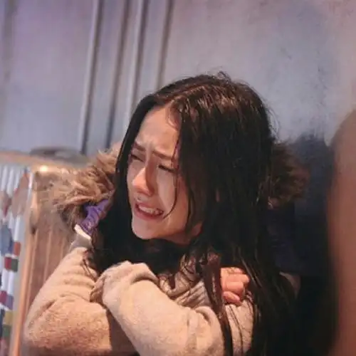 大哭抱紧自己伤感女生头像图片