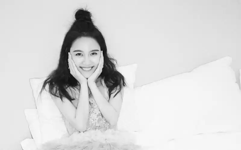 孙骁骁清新养眼纯白写真图片桌面壁纸