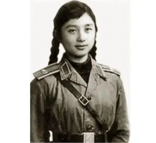 1969年20岁张宁穿着军装的照片美丽大方有一种让人惊艳的感觉