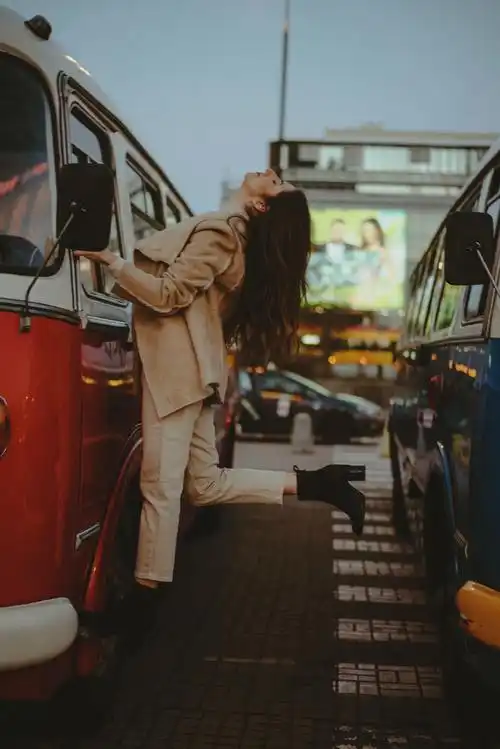 唯美时尚长发女子仰头图片