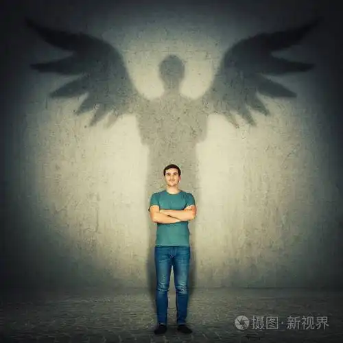 全长肖像,在黑暗的房间墙上投下一个超级英雄的影子,天使的翅膀.