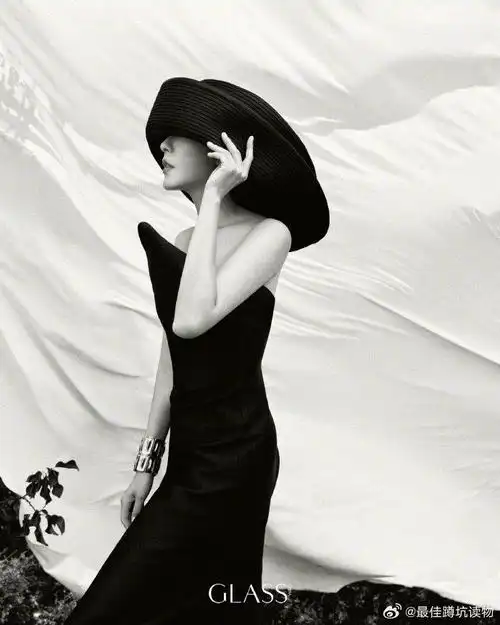 《glass》中文版七月刊封面大片裸背造型硬控我!