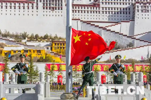 图为升国旗仪式.