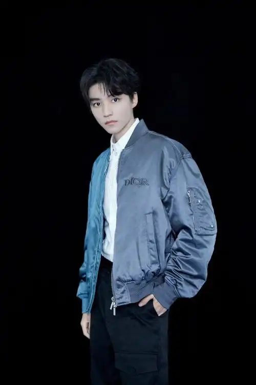 王俊凯蓝色夹克时尚感爆棚帅气写真