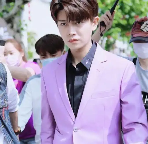 任嘉伦抱着邢菲的地咚戏摔了85次网友没吻到太可惜了