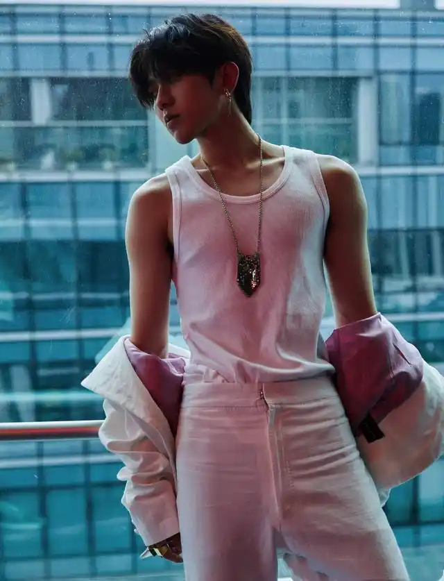 蔡徐坤最新帅照来袭!身穿白背心秀脆弱眼神,汗水淋漓荷尔蒙爆棚