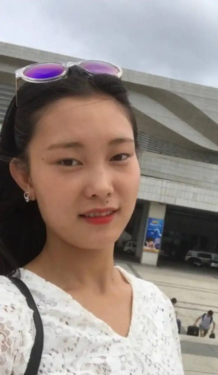 眼尾微微上扬,有提拉感,这在面相中属吊眼,是一种不好太对付的眼型