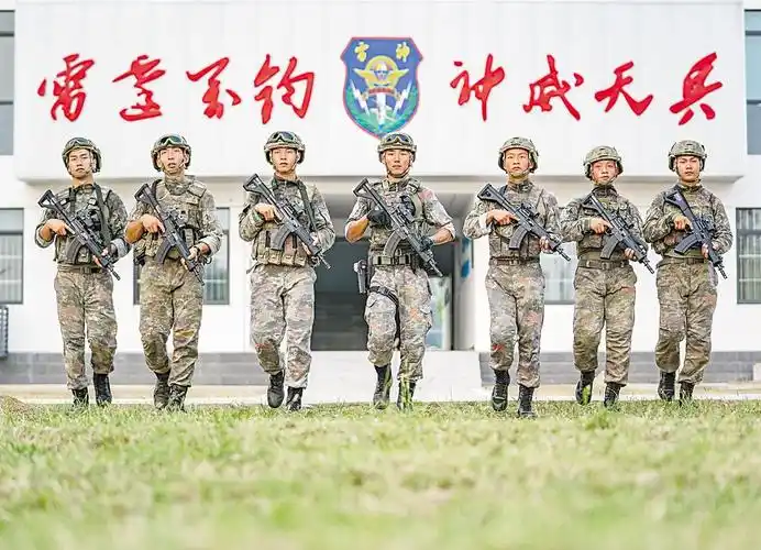 "雷"霆万钧"神"兵突击——空降兵"雷神"突击队队员的故事