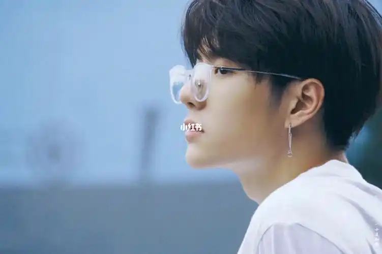 王一博戴眼镜帅呆了