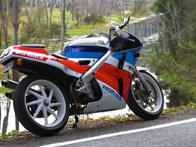 【摩托史话_本田的传奇400cc运动跑车_vfr400 nc30】vfr400 nc30