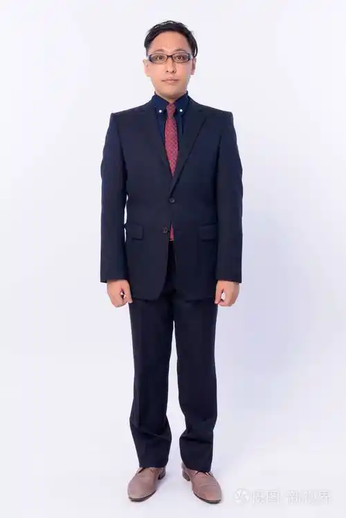 西装革履的日本商人全身照