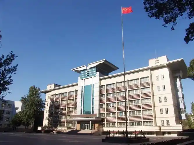 兵团二中建校67年以来,改革教育理念,坚持教育创新,推动教育发展,始终