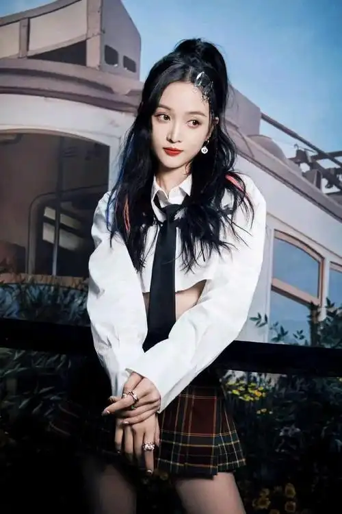 吴宣仪朝阳打歌中心《rsvp》舞台造型释出,高马尾校园风造型青春感