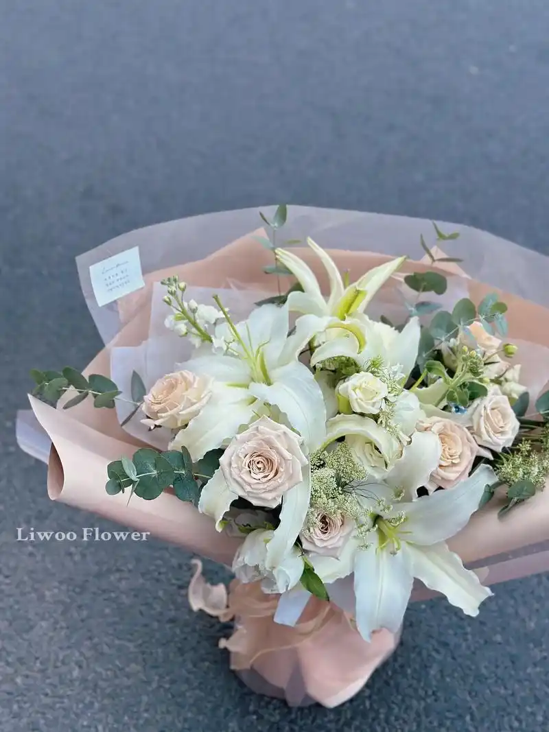 liwoo|"惟愿春日不迟 相逢终有时"百合花花束,混搭蔓塔 - 抖音