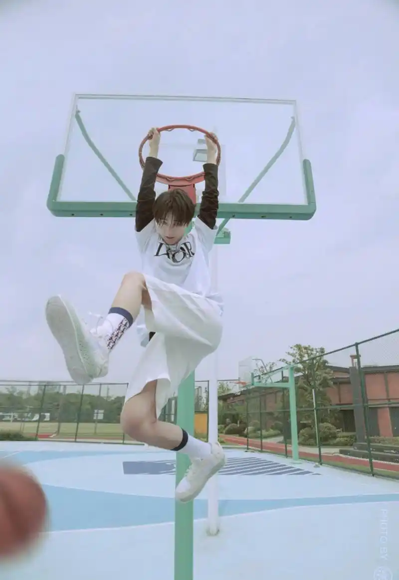 王俊凯# 想和你约一场篮球,你打球,我看球[鲜花][鲜花][鲜花]