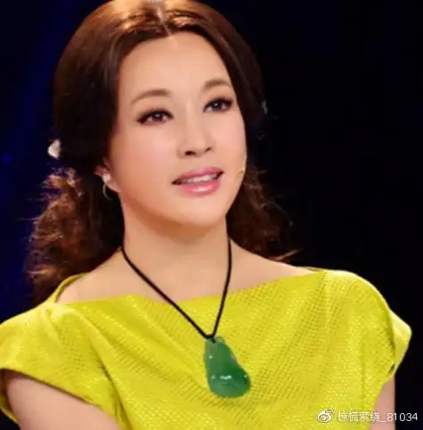 刘晓庆参加活动戴大翡翠超抢镜手镯足有两指宽现场题字秀书法