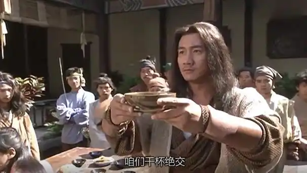 天龙八部:乔峰与众英雄喝绝交酒,小喽啰来凑热闹,被一掌拍死