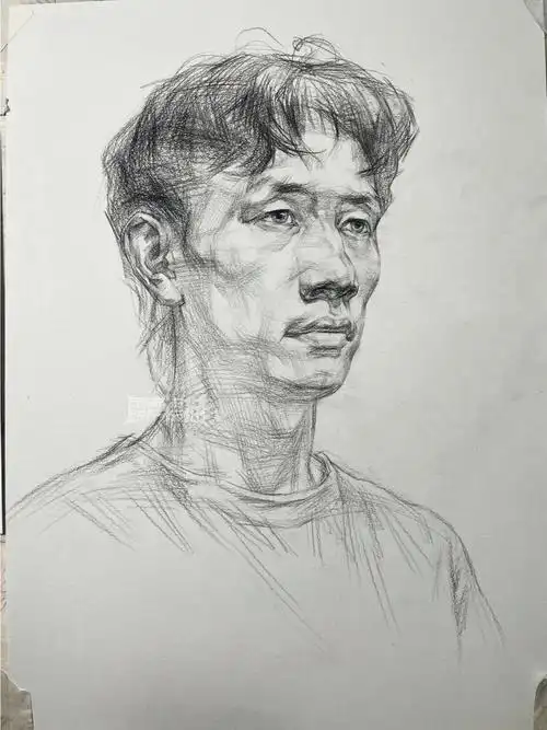 完善五官,头发,暗部的画细节刻画,处理好虚实关系,拉开黑白灰对比4.