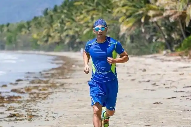 年近半百的赵文卓,全身肌肉线条依旧明显,果然自律的人生很爽!