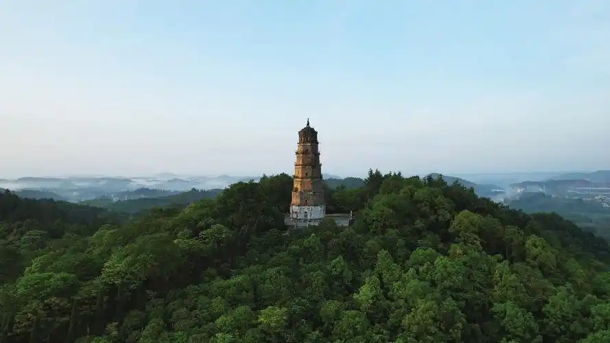 湖南省新田县青云塔,建于清咸丰九年(1859年),塔高31.5米.