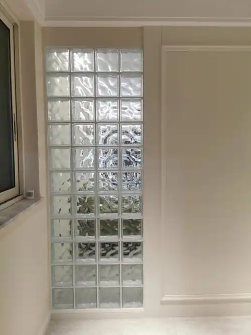 一面会透光的玻璃砖墙