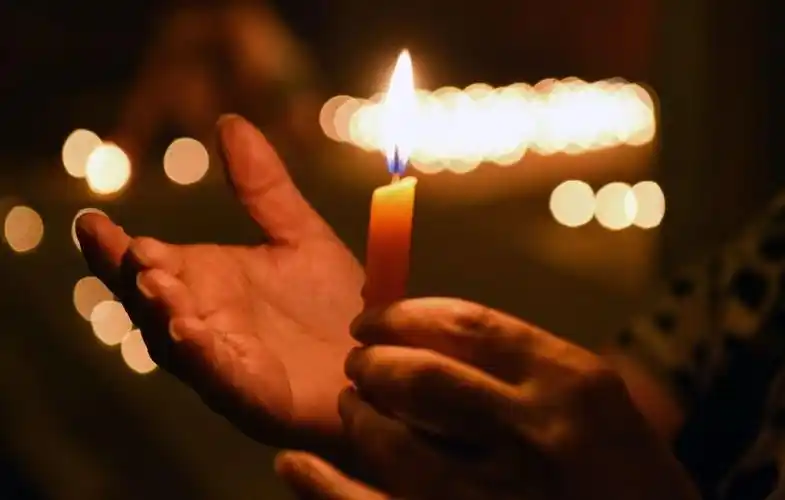 新华社/法新3月14日,人们在位于亚松森的巴拉圭卫生部外点燃蜡烛,悼念