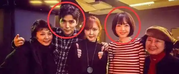 曝鲁豫与小19岁阿云嘎同居多年,两人亲密合影被拍,女方否认出轨_网友