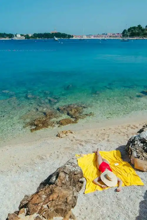 阳光明媚的海滩上晒太阳的女人